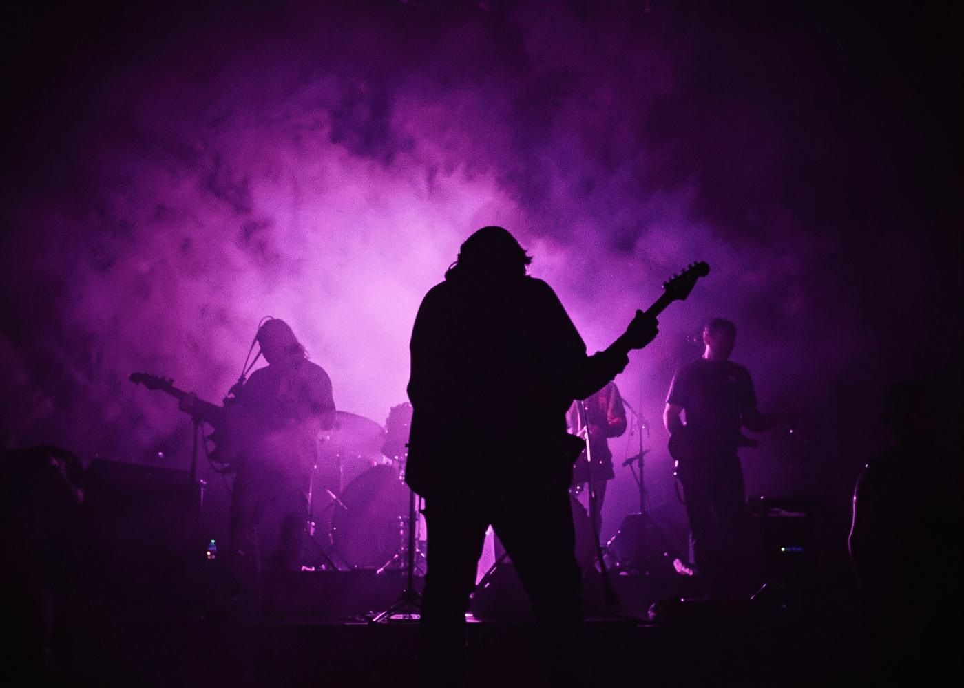 Live Band im violetten Bühnenlicht